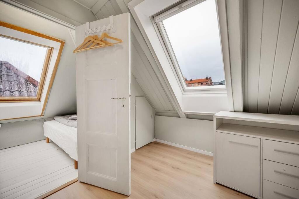 Dinbnb Homes I 4-Bedroom Historical House In Romantic Surroundings ベルゲン エクステリア 写真