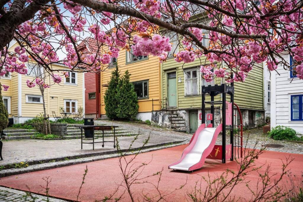 Dinbnb Homes I 4-Bedroom Historical House In Romantic Surroundings ベルゲン エクステリア 写真