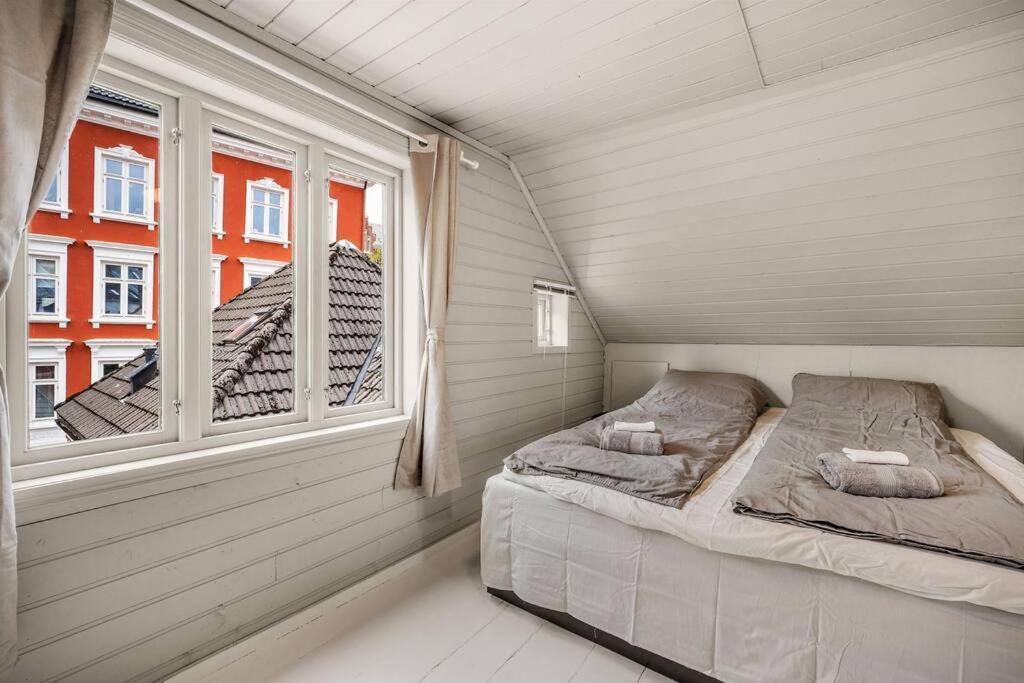 Dinbnb Homes I 4-Bedroom Historical House In Romantic Surroundings ベルゲン エクステリア 写真